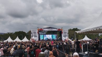 Photo of Ribuan Penonton Ramaikan Konser Iwan Fals di Poso
