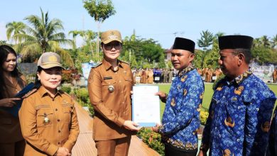 Photo of Bupati Poso Kukuhkan dan Serahkan 484 SK PPPK