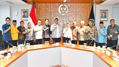 Photo of Bupati Sampaikan Aspirasi Strategis Daerah ke Wakil Ketua MPR RI di Senayan