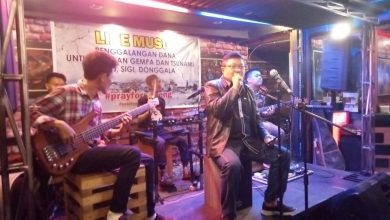 Photo of Bupati Sumbangkan Uang Serta Menghibur Warga