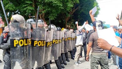Photo of Massa Dengan Aparat Gabungan Bentrok Di Depan Kantor KPU Poso