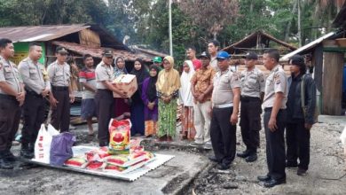 Photo of Polsek Lage Berbagi Dengan Korban Bencana