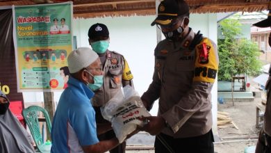 Photo of Kapolres Poso Bagikan Beras Kepada Warga Terdampak Covid-19