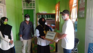 Photo of Legislator Muda Poso Sumbangkan APD untuk RSUD dan Puskesmas di Poso