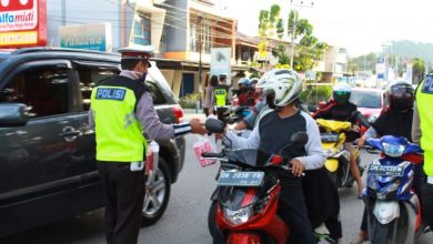 Photo of Peduli Covid 19 ,Polres Poso Bagikan Takjil Dan Masker