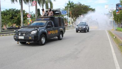 Photo of Putuskan Rantai Penyebaran Covid-19, Polres Poso Semportkan Disinfektan