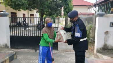 Photo of Brimob Poso Bagikan Beras Gratis