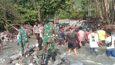 Photo of Tanggul sungai jebol, Satgas Madago Raya Bantu Warga