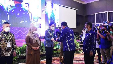 Photo of Bupati Poso Terima Pengharggan Pembagunan Daerah